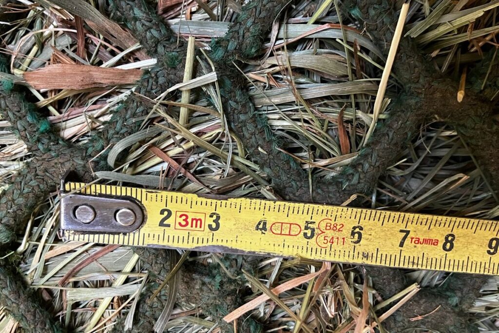 Heunetz Maschenweite messen: ca. 4,5 cm (Maßband am Netz)