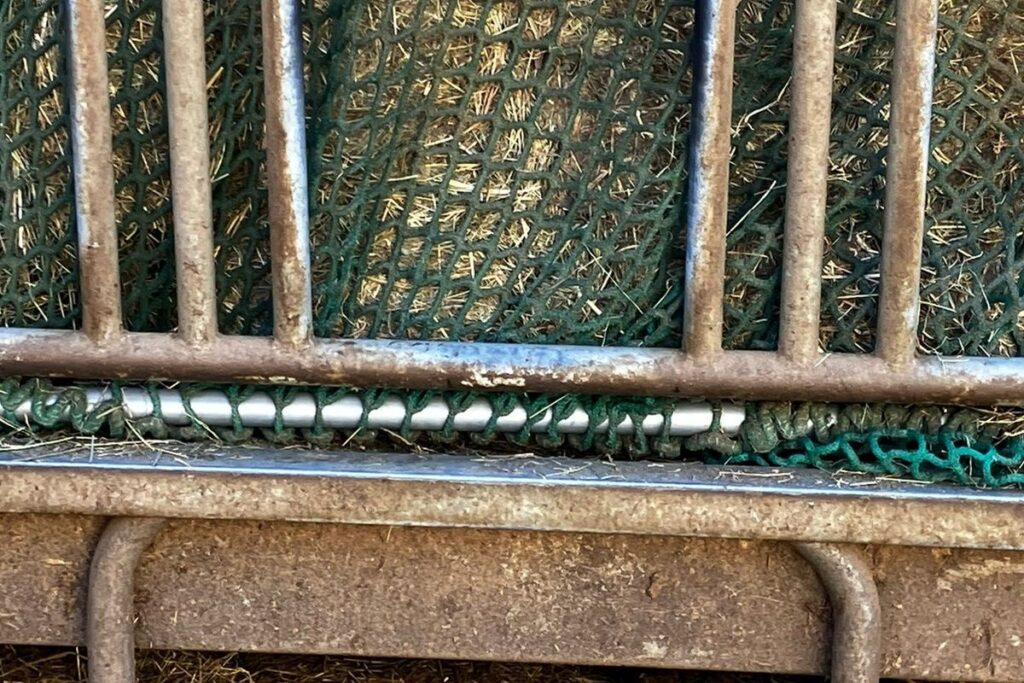 Heunetz am Rundballen in der Heuraufe – Fütterung im Offenstall