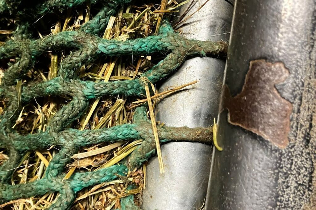 Heunetz Abrieb an Metallkante in der Heuraufe (Offenstall)