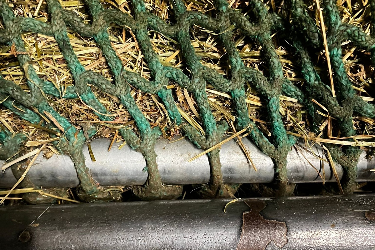 Heunetz richtig befestigen in der Heuraufe – ruhig geführt ohne Scheuern