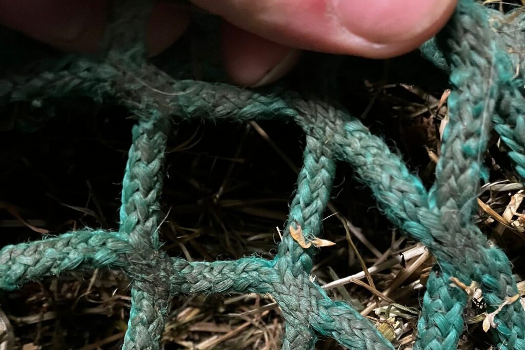 Heunetz Material Nahaufnahme: Faserstruktur und Maschen (PE/PP/Soft)