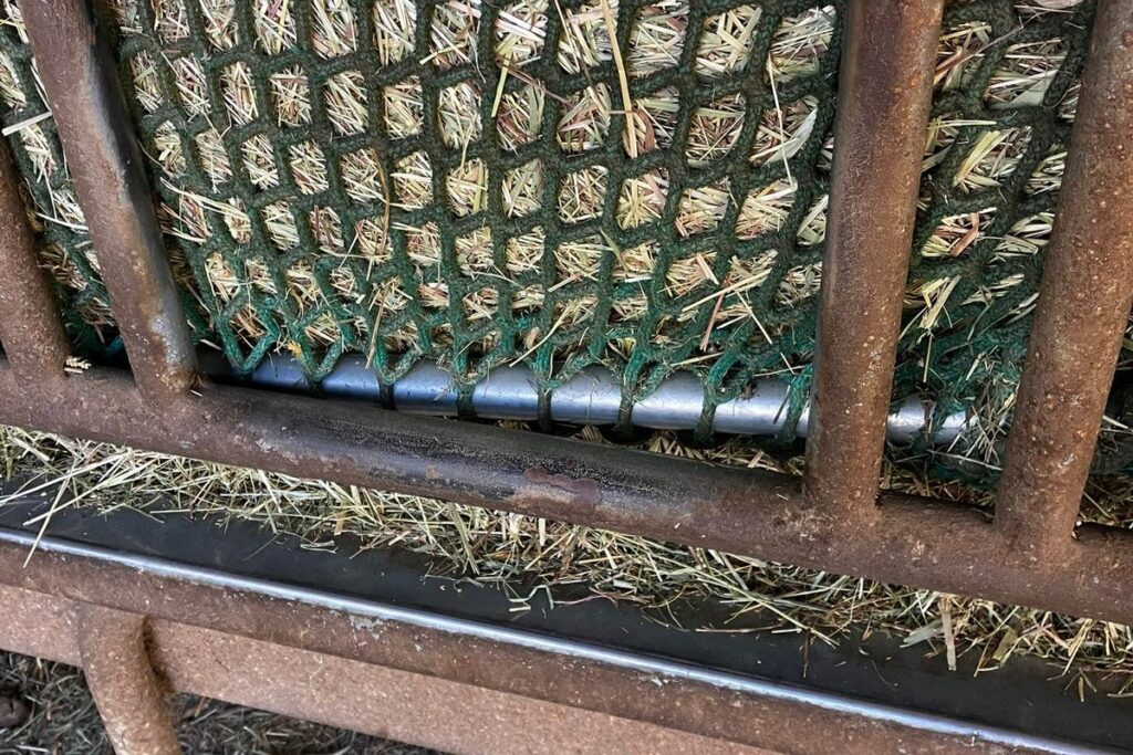 Heunetz auf 2x2-m-Rahmen in der Heuraufe bei 150-cm-Rundballen